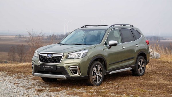 Системата e-Boxer, разработена от Subaru също е доста различна: тя е определена като микрохибридна, тъй като няма наличен електрически режим, избиран от водача, но спирането и потеглянето винаги се осигуряват от електромотора, а при наличие на достатъчно заряд в батерията и при плавно шофиране, дори се предлага минимален пробег само на ток. Накратко, задвижването тук не е много различно от това на пълните хибриди, но всичко е въпрос на дефиниция...